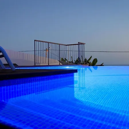 Hébergement de vacances In Estreito Da Calheta Mit Privatem Pool Und Meerblick *